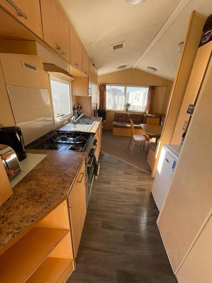 Adorable 2 Bedroom Caravan In Clacton-On-Sea Exterior foto
