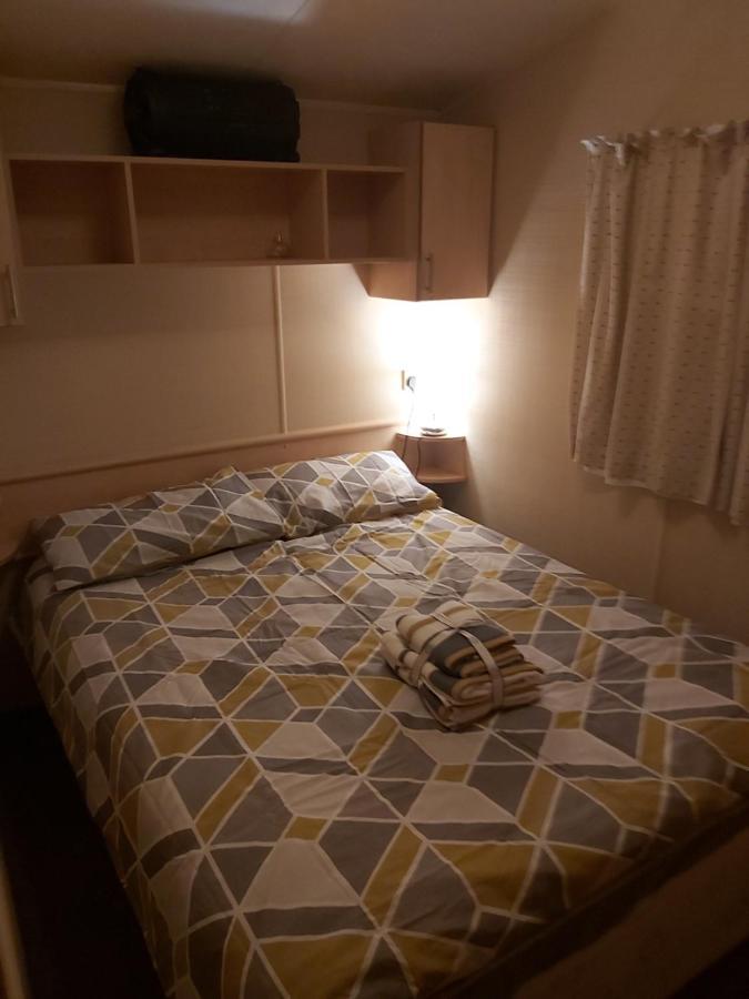 Adorable 2 Bedroom Caravan In Clacton-On-Sea Exterior foto